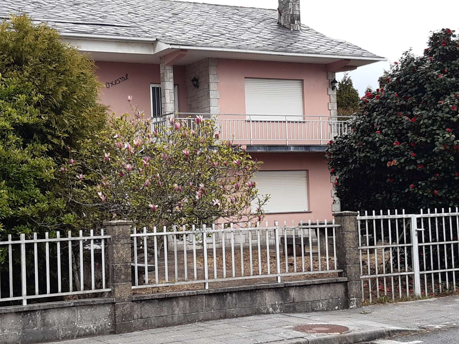 En venta gran casa y finca en A Capela.