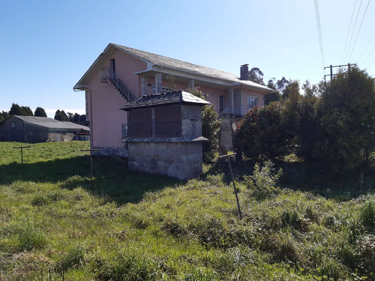 En venta gran casa y finca en A Capela.