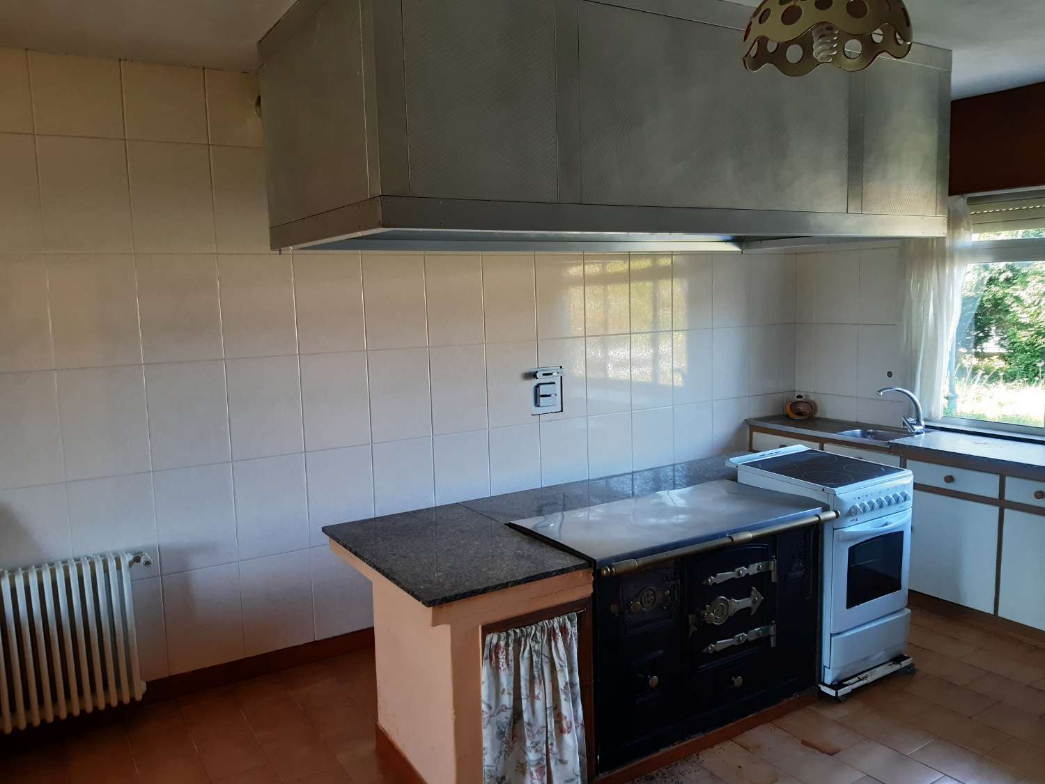 En venta gran casa y finca en A Capela.