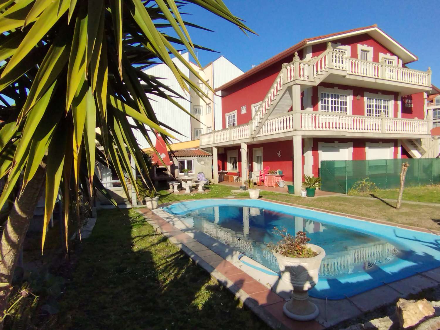 En venta gran casa en Ares con piscina.