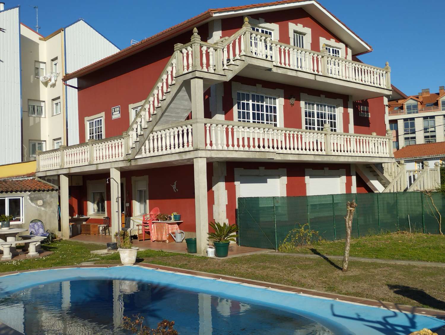 En venta gran casa en Ares con piscina.