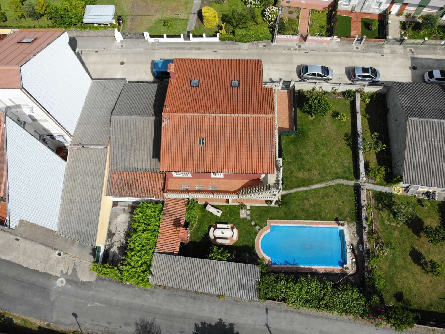 En venta gran casa en Ares con piscina.