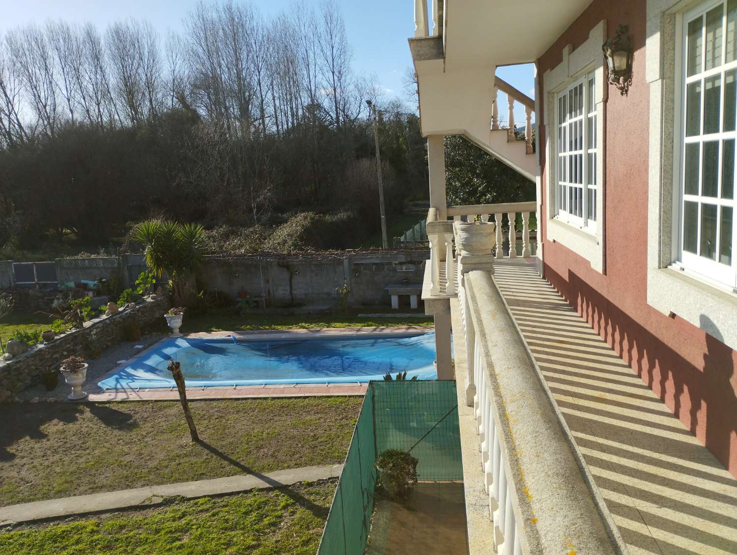 En venta gran casa en Ares con piscina.