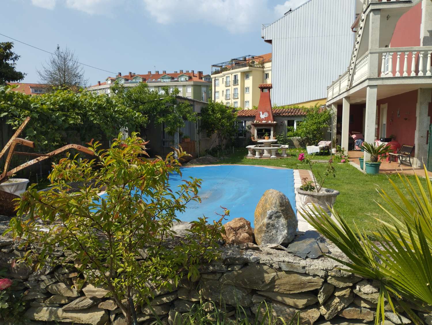 En venta gran casa en Ares con piscina.