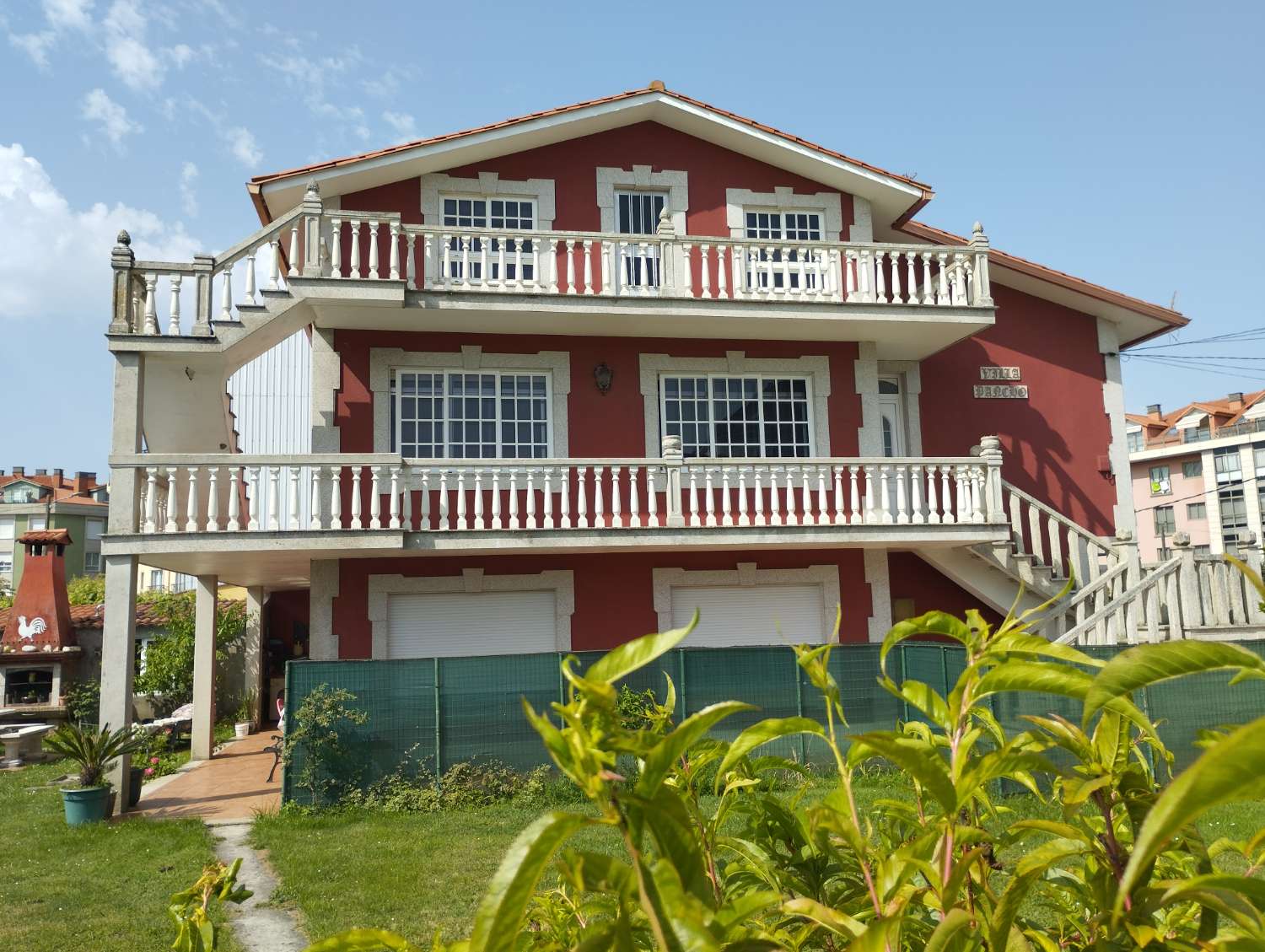 En venta gran casa en Ares con piscina.