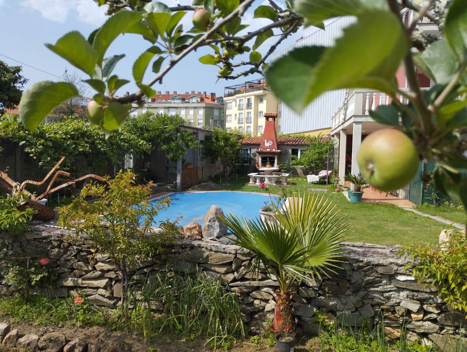 En venta gran casa en Ares con piscina.