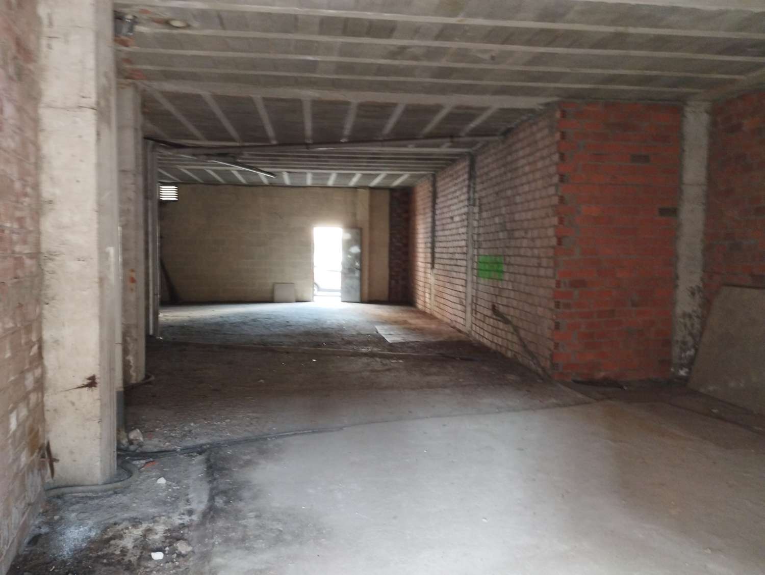 En venta gran local comercial en Fene