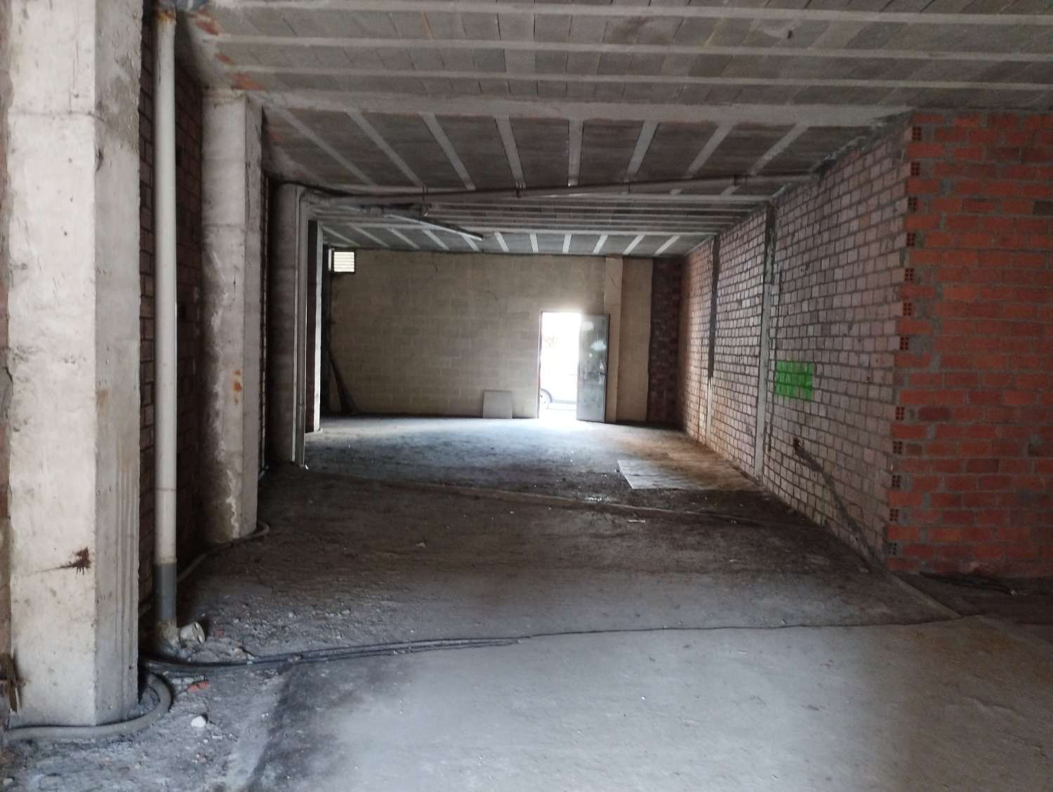 En venta gran local comercial en Fene