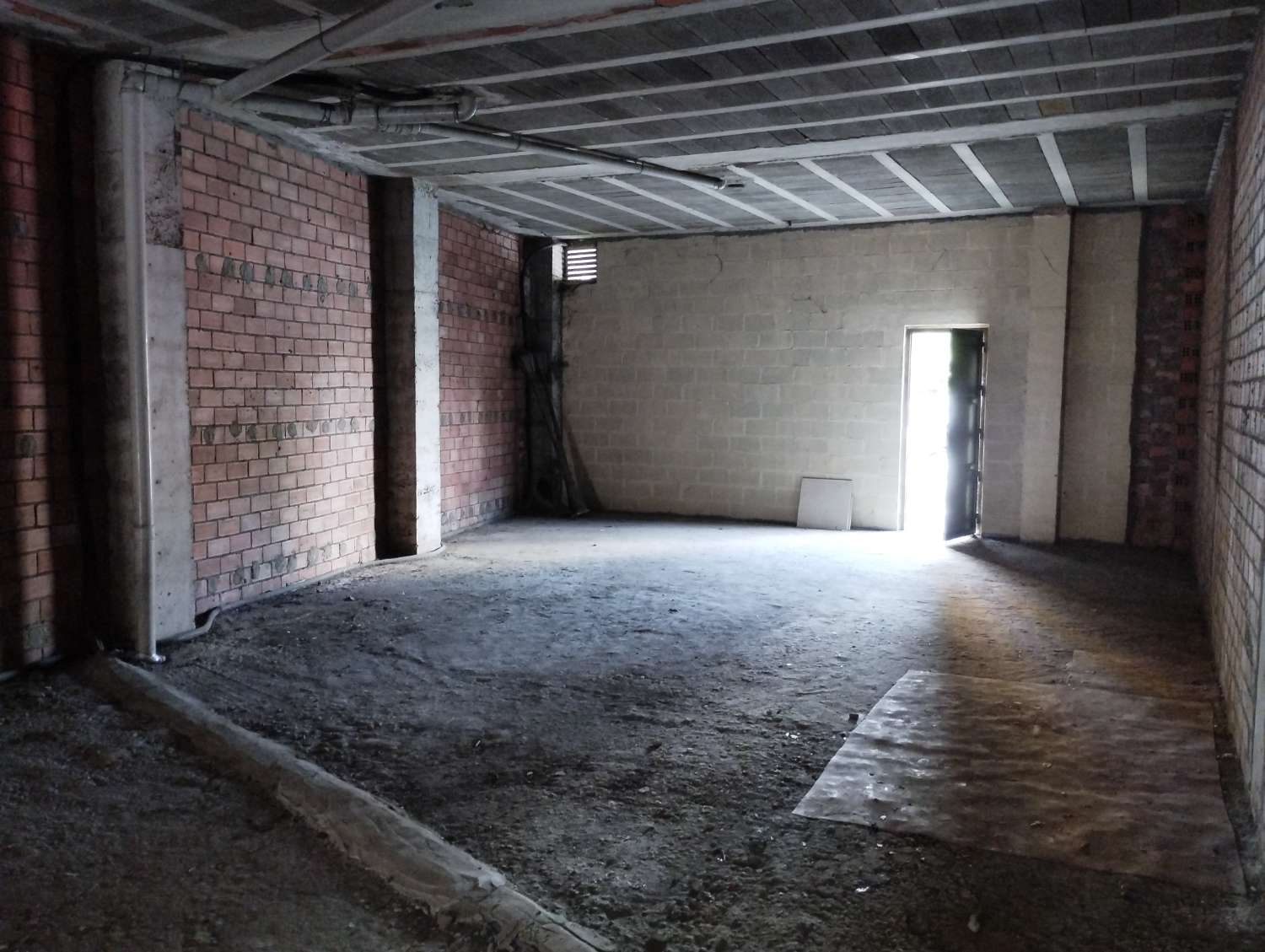 En venta gran local comercial en Fene