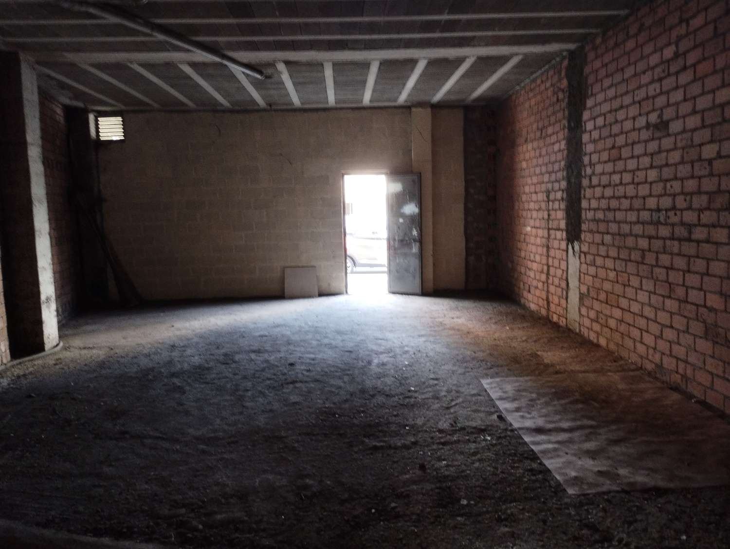 En venta gran local comercial en Fene