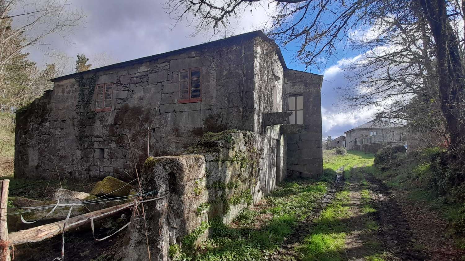 Gran finca con varias edificaciones para rehabilitar.