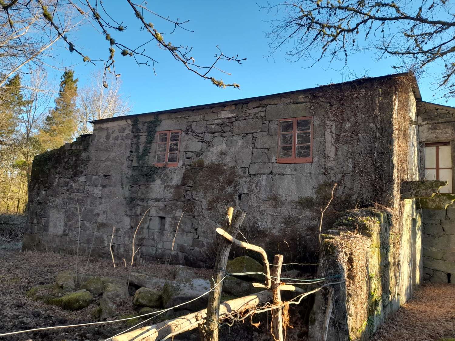 Gran finca con varias edificaciones para rehabilitar.