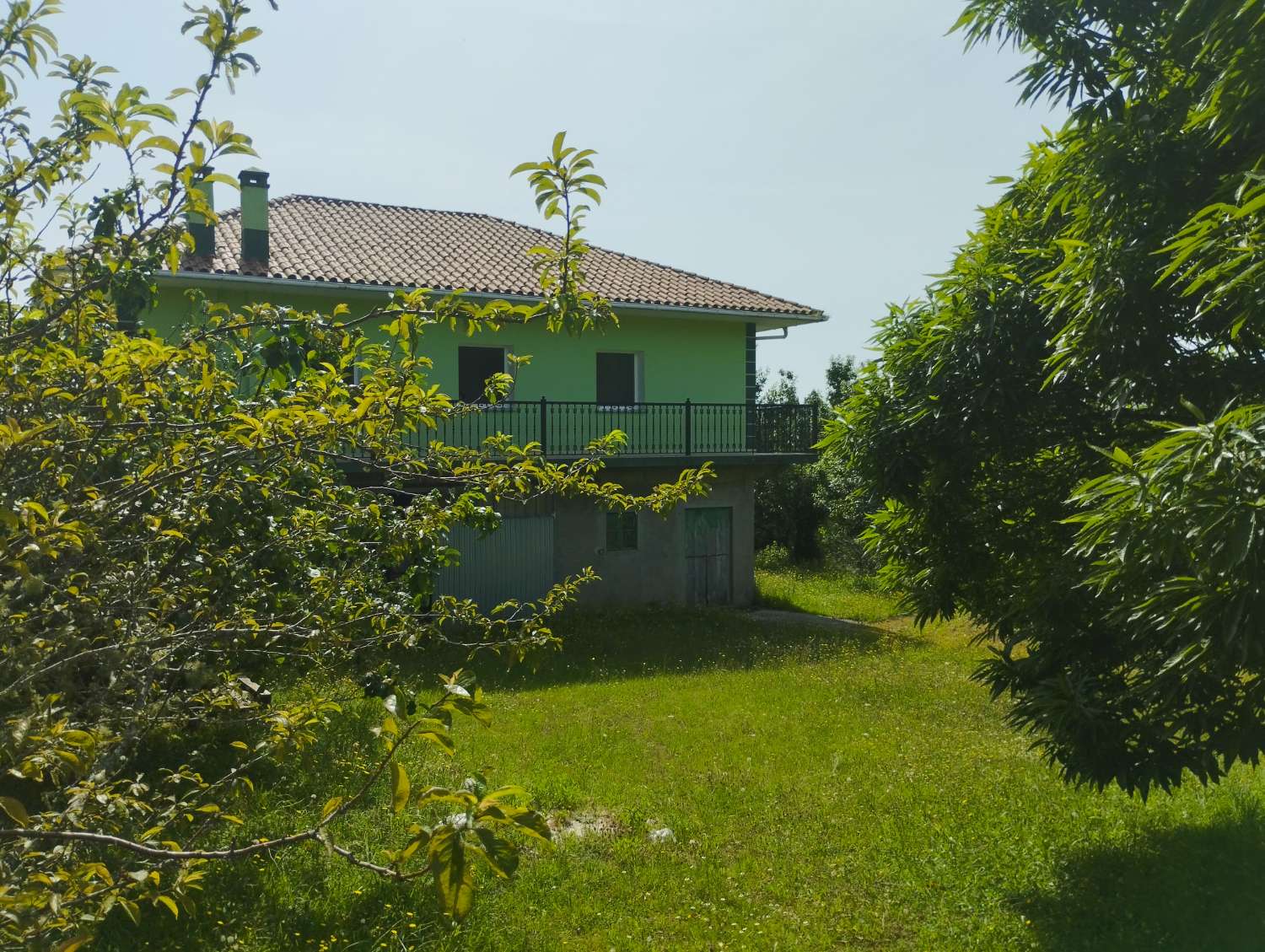 En venta casa con finca en Cerdido, A Coruña.
