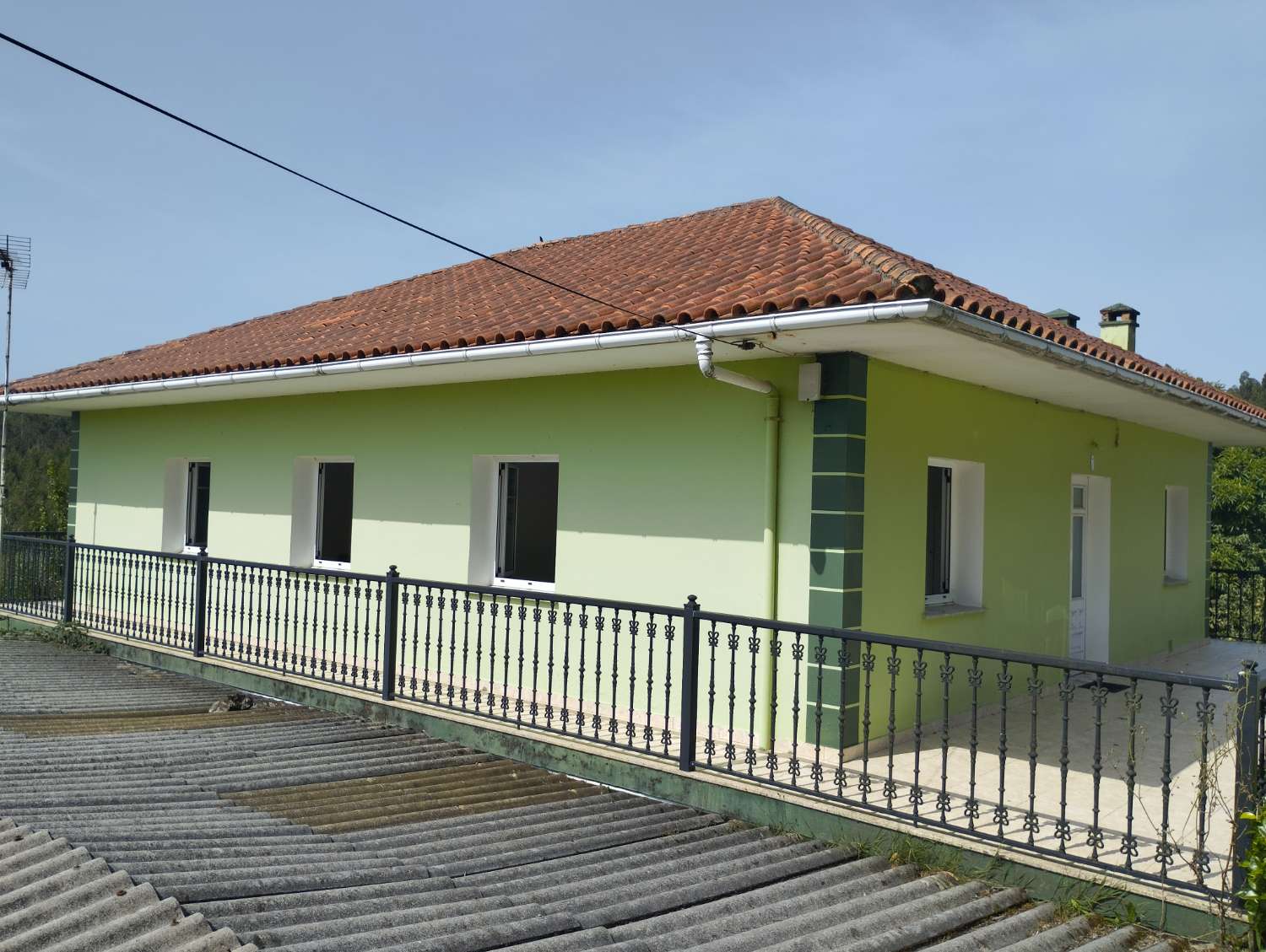 En venta casa con finca en Cerdido, A Coruña.