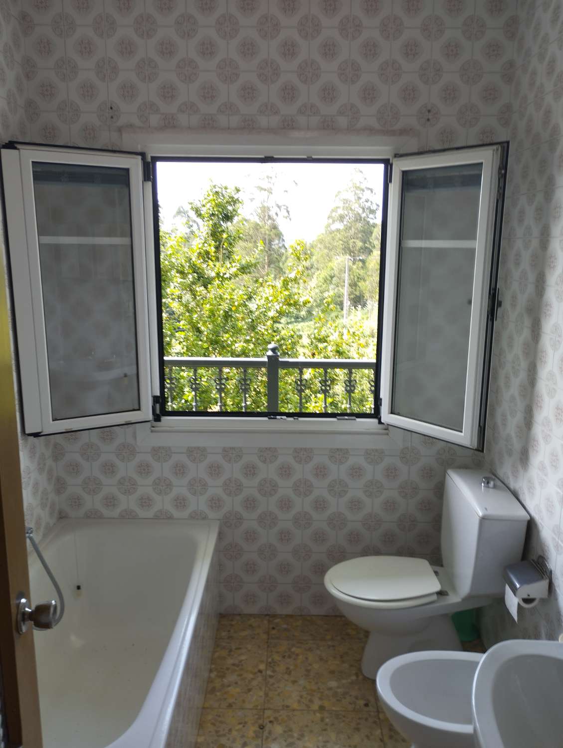 En venta casa con finca en Cerdido, A Coruña.