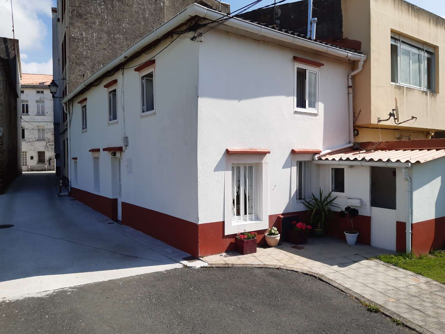 En venta casa adosada con finca en el centro de Cedeira