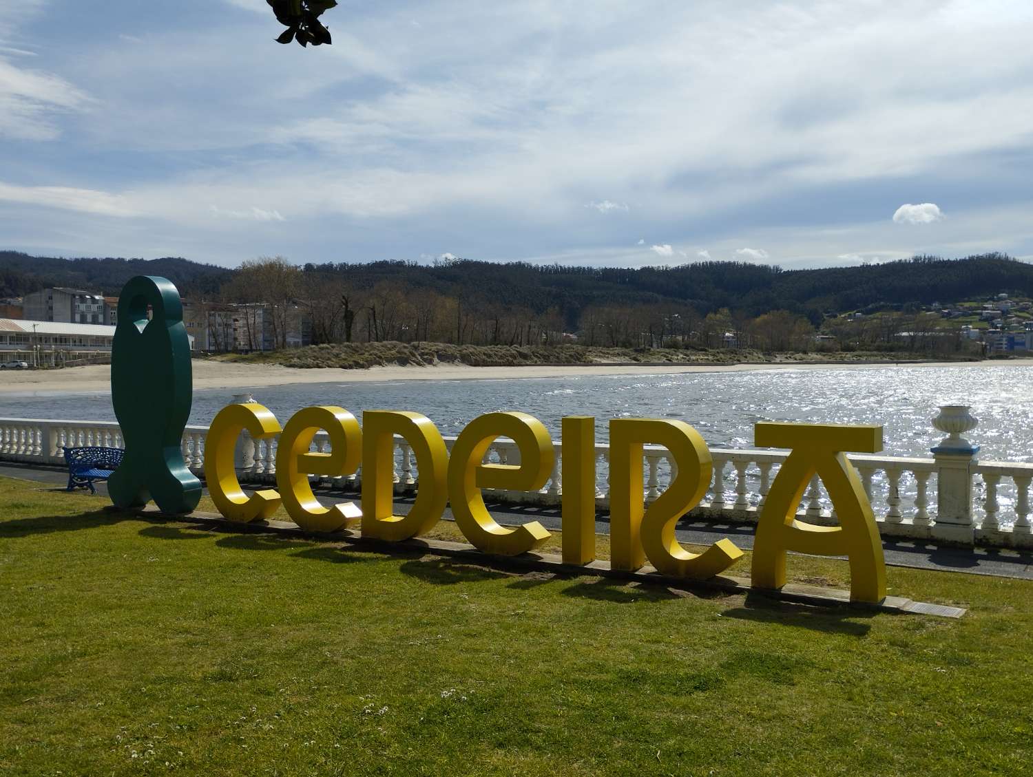En venta casa adosada con finca en el centro de Cedeira