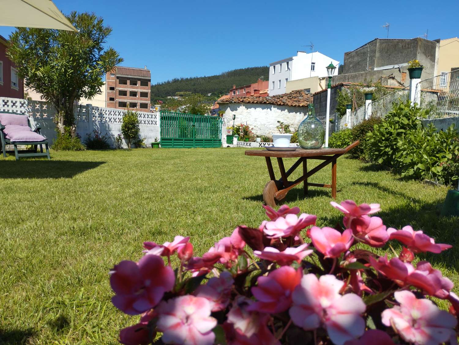 En venta casa adosada con finca en el centro de Cedeira