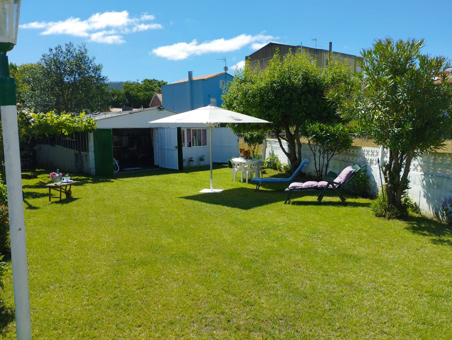 En venta casa adosada con finca en el centro de Cedeira