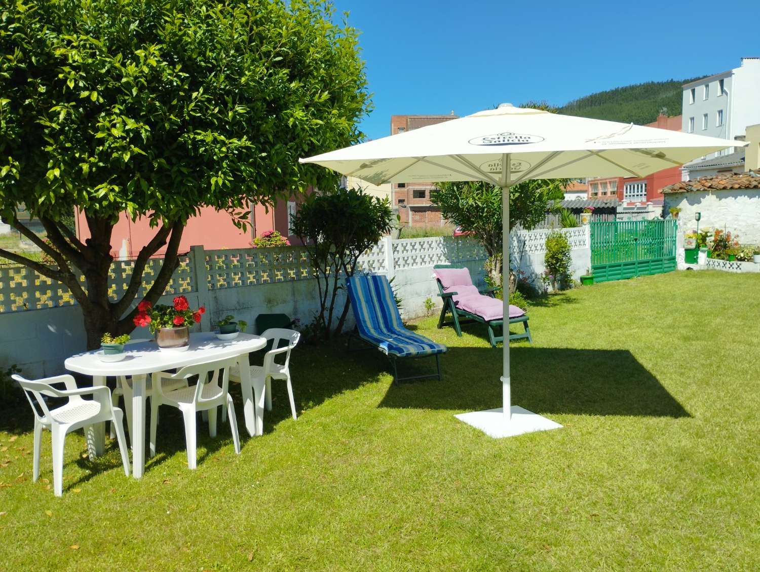 En venta casa adosada con finca en el centro de Cedeira