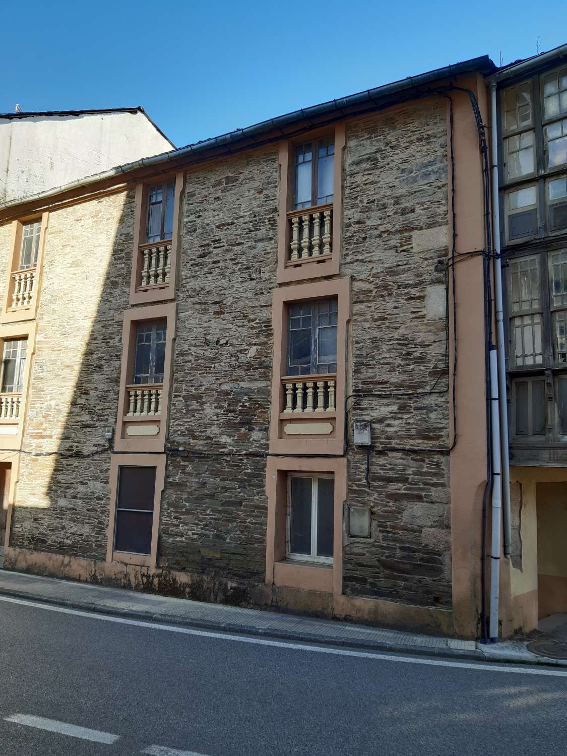 Oportunidad!! Bonita casa de piedra para rehabilitar en casco urbano de Samos