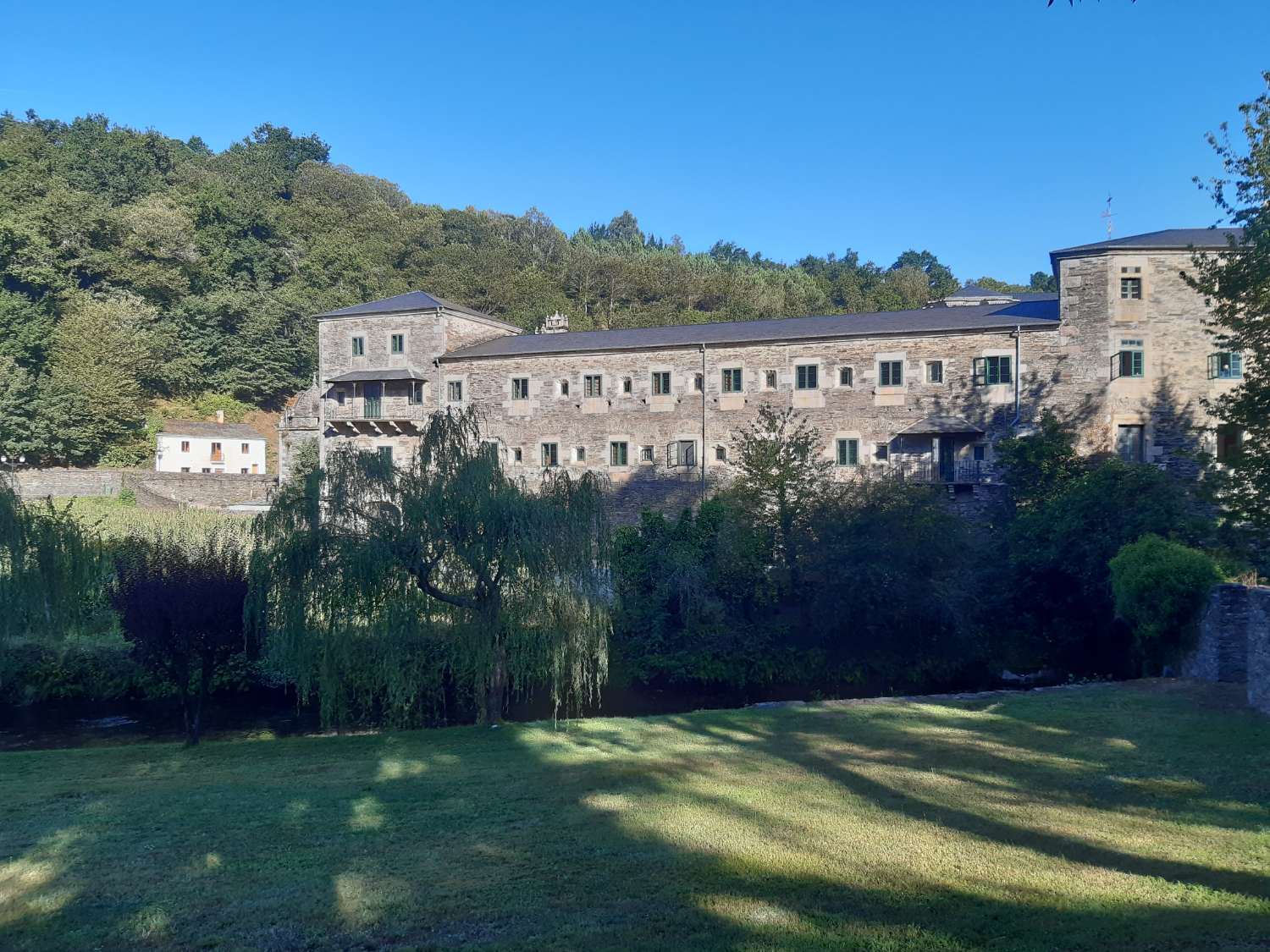 Oportunidad!! Bonita casa de piedra para rehabilitar en casco urbano de Samos